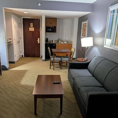 Wingate By Wyndham Chesapeake Hotel Exterior photo