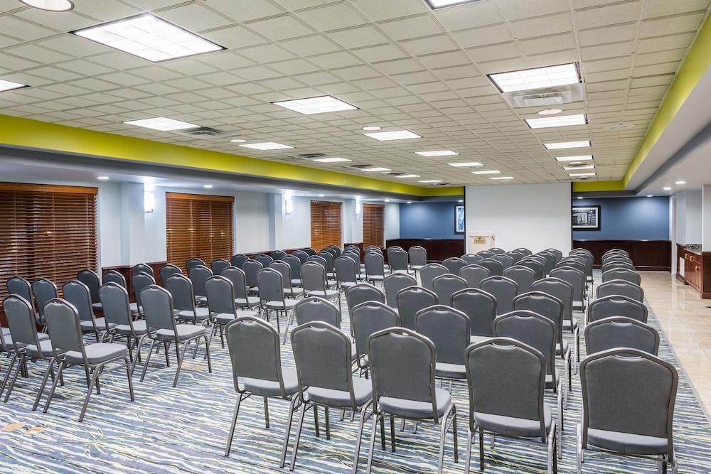 Wingate By Wyndham Chesapeake Hotel Exterior photo