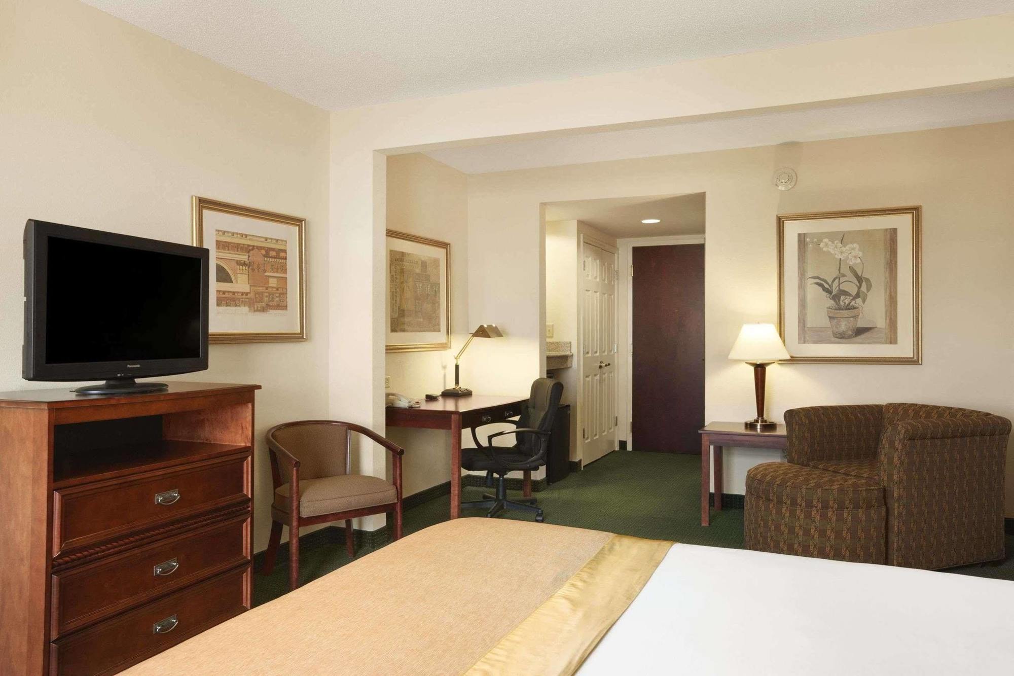 Wingate By Wyndham Chesapeake Hotel Exterior photo