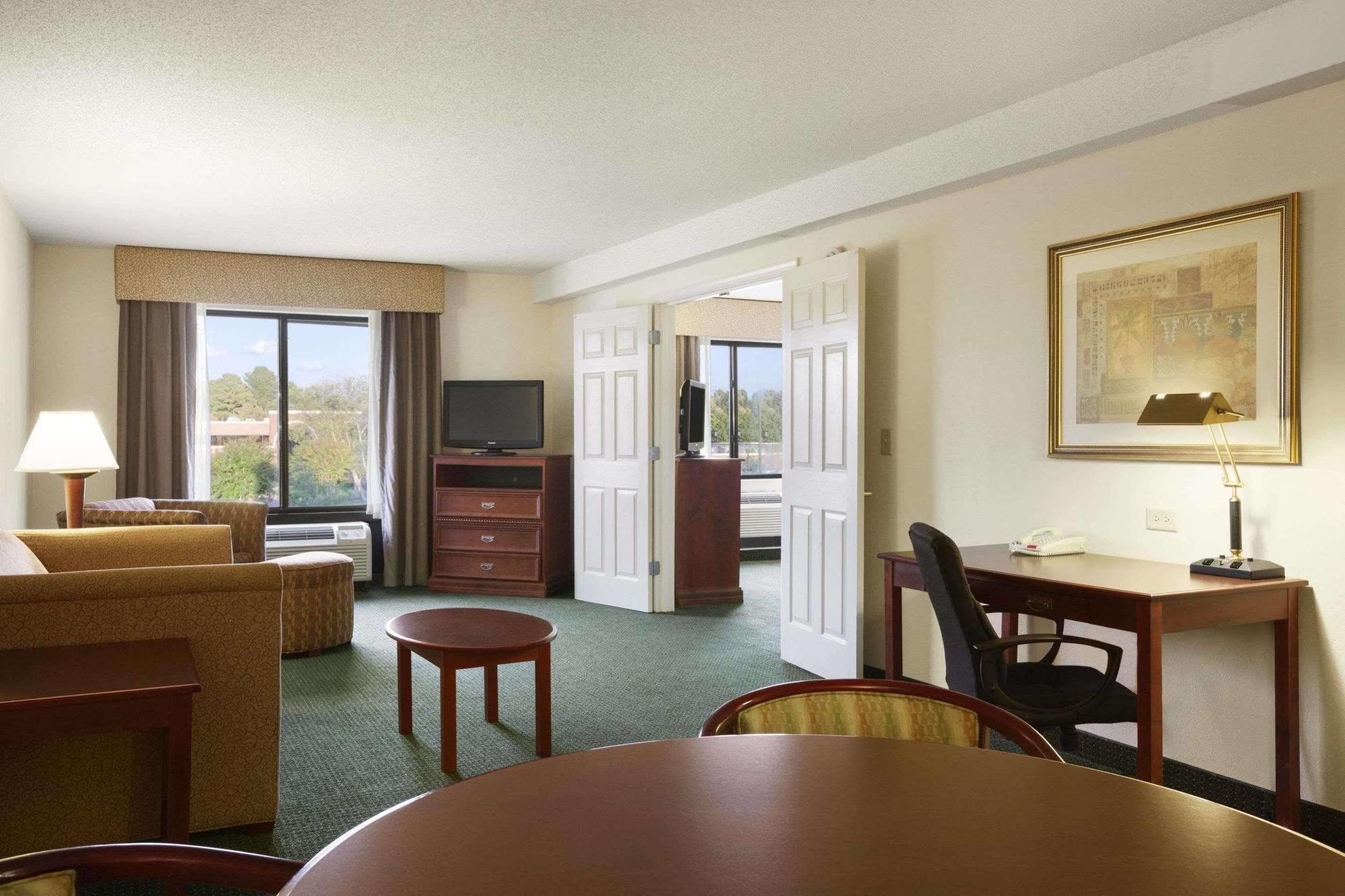 Wingate By Wyndham Chesapeake Hotel Exterior photo