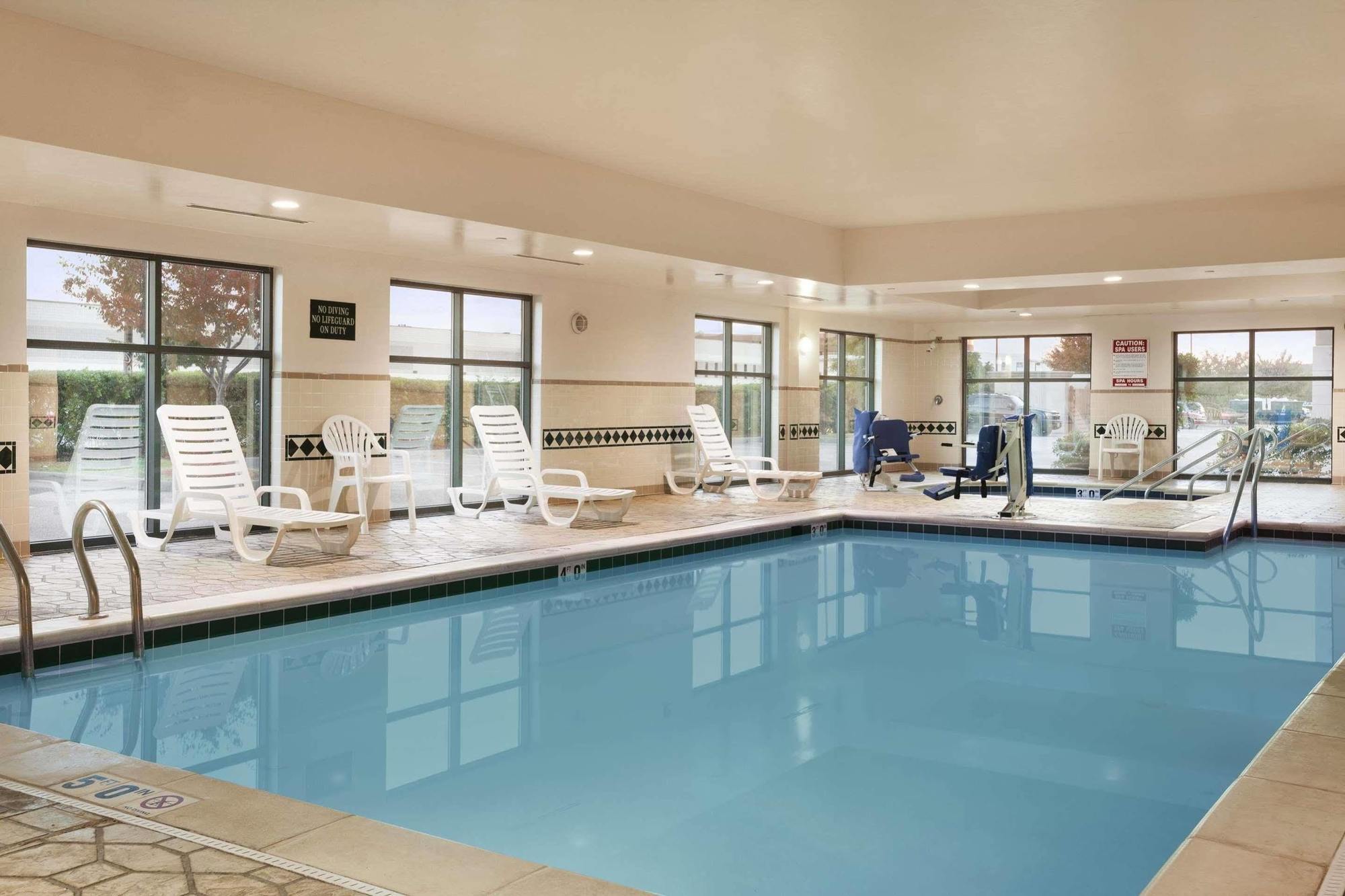 Wingate By Wyndham Chesapeake Hotel Exterior photo