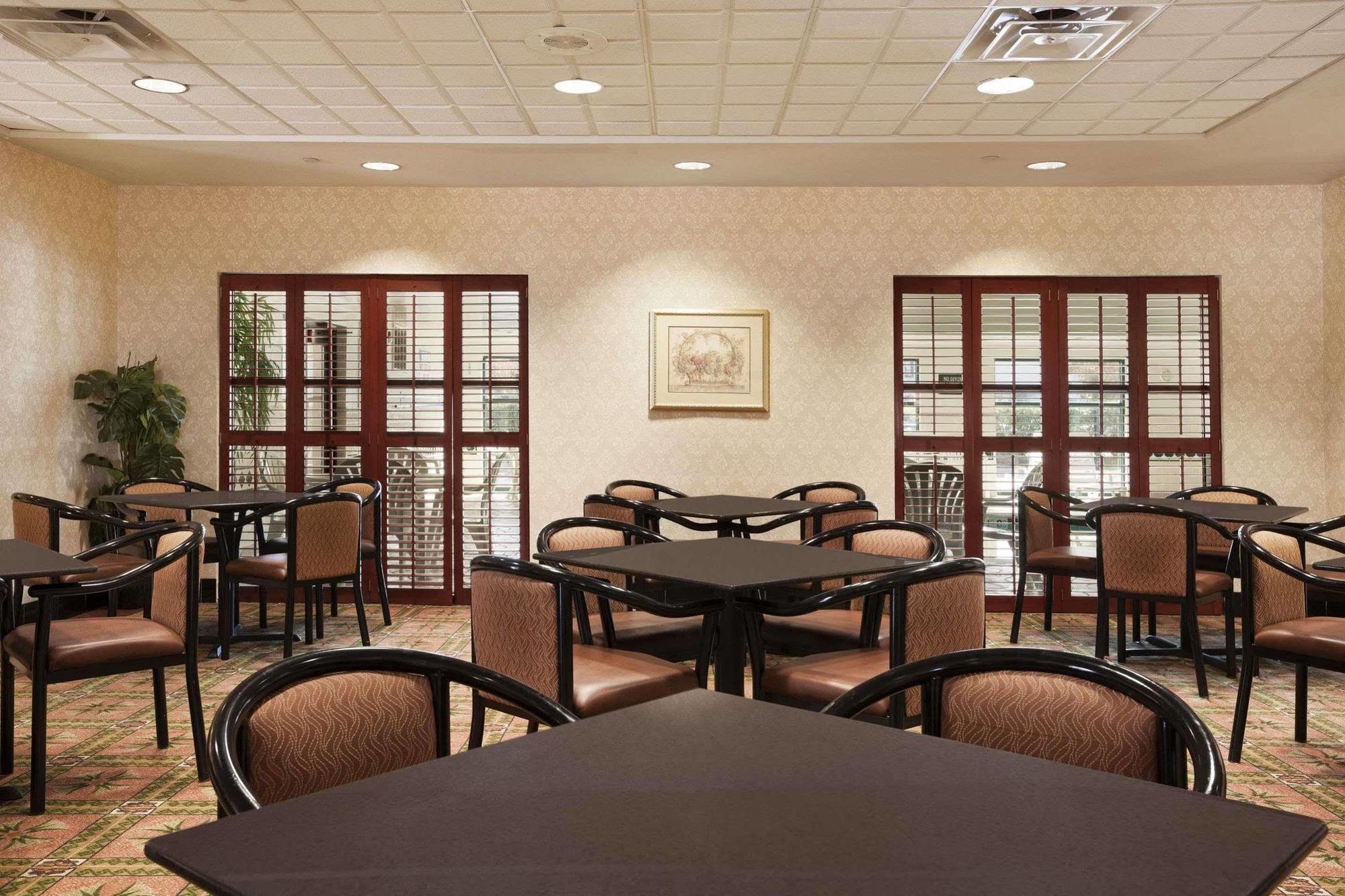 Wingate By Wyndham Chesapeake Hotel Exterior photo