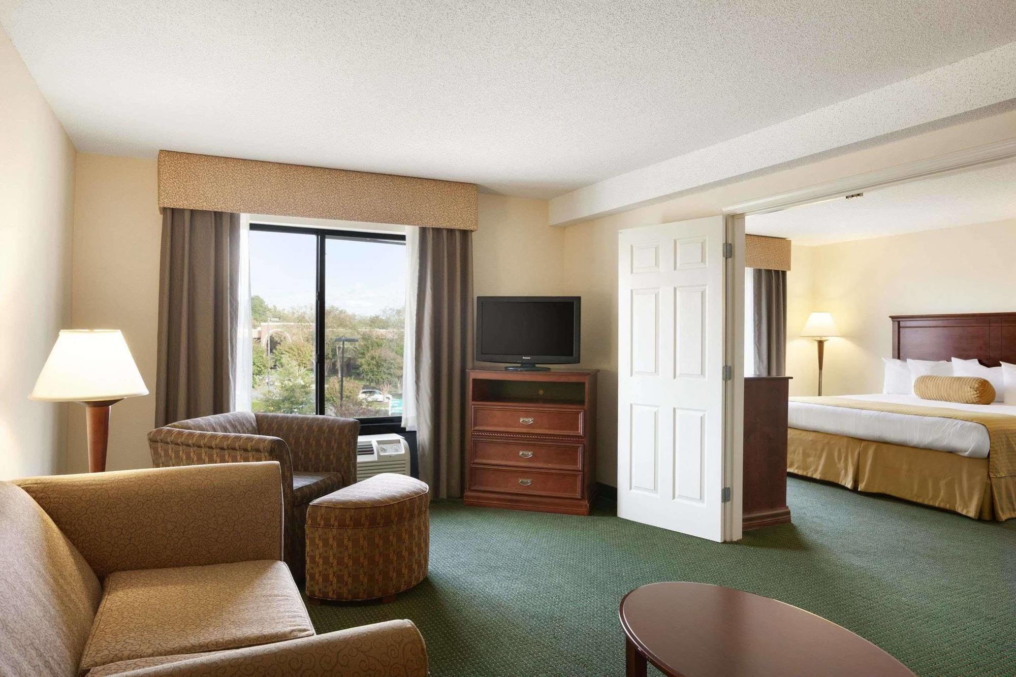 Wingate By Wyndham Chesapeake Hotel Exterior photo